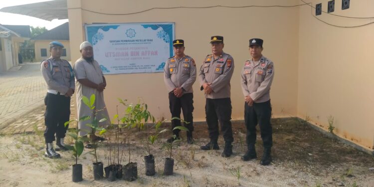 Hijaukan Lingkungan, Polsek Pangkalan Kerinci Tanam Bibit Pohon di Mualaf Center