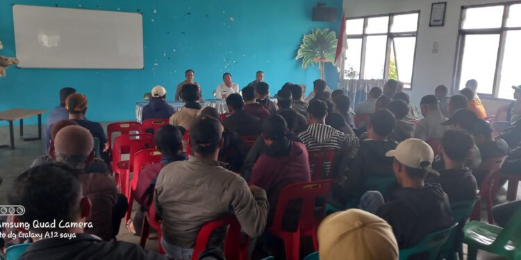 Diduga Buat Tak Senonoh, Masyarakat Cekal Baru Geruduk Kantor Camat Desak Pemecatan Reje Kampung