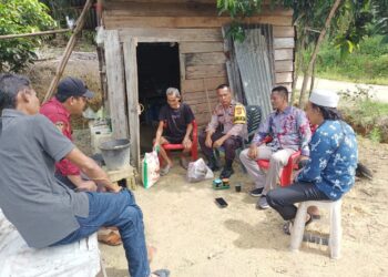 Bhabinkamtibmas Polsek Kerumutan Temukan Lansia Terlantar, Terpisah 20 Tahun dari Anaknya