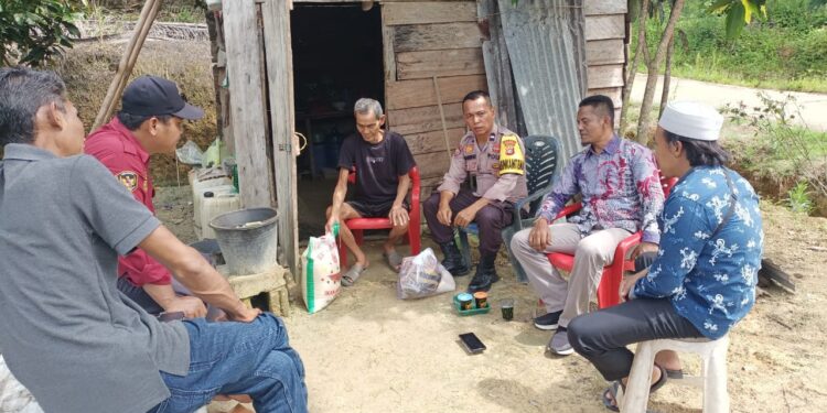 Bhabinkamtibmas Polsek Kerumutan Temukan Lansia Terlantar, Terpisah 20 Tahun dari Anaknya