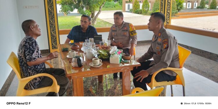Kapolsek Bunut Jalin Silaturahmi dengan Batin Bunut, Perkuat Sinergi Demi Kamtibmas Kondusif