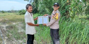 Bhabinkamtibmas Pangkalan Kerinci Gencar Patroli dan Sosialisasi Bahaya Karhutla kepada Warga