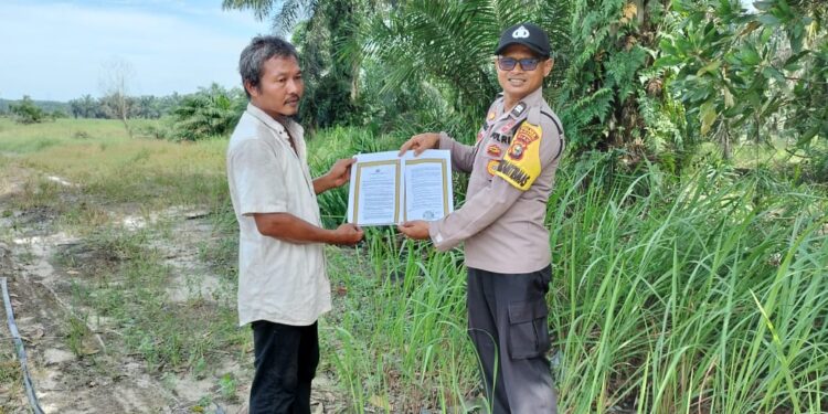 Bhabinkamtibmas Pangkalan Kerinci Gencar Patroli dan Sosialisasi Bahaya Karhutla kepada Warga
