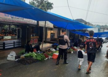 Patroli Pasar Polsek Ukui, Hadir di Tengah Warga dan Jaga Aman Nyaman Saat Belanja