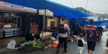 Patroli Pasar Polsek Ukui, Hadir di Tengah Warga dan Jaga Aman Nyaman Saat Belanja