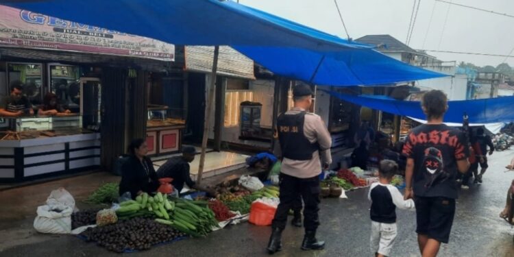 Patroli Pasar Polsek Ukui, Hadir di Tengah Warga dan Jaga Aman Nyaman Saat Belanja