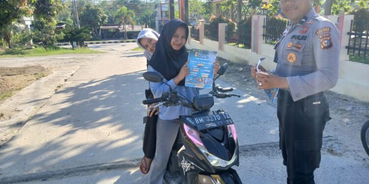 Polsek Pangkalan Kuras Ajak Warga Meriahkan Riau Bhayangkara Run 2025, Bagikan Brosur di Seputaran Kecamatan