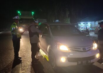 Jamin Keamanan Malam Hari, Polsek Pangkalan Lesung Laksanakan Blue Light Patrol
