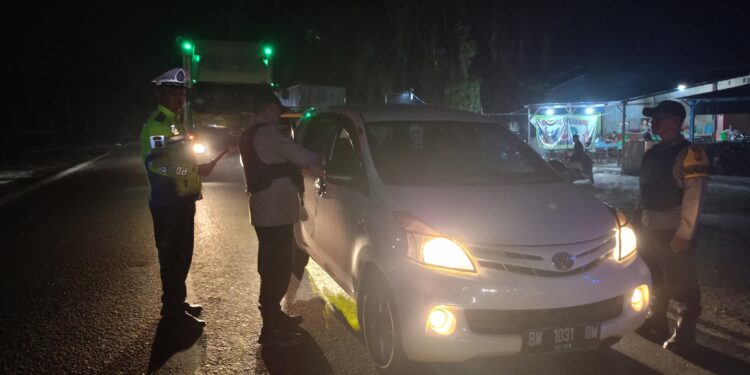 Jamin Keamanan Malam Hari, Polsek Pangkalan Lesung Laksanakan Blue Light Patrol