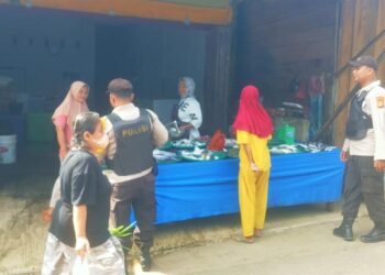 Patroli Pasar, Cara Polsek Ukui Dekatkan Diri dan Jaga Rasa Aman Warga