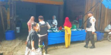 Patroli Pasar, Cara Polsek Ukui Dekatkan Diri dan Jaga Rasa Aman Warga