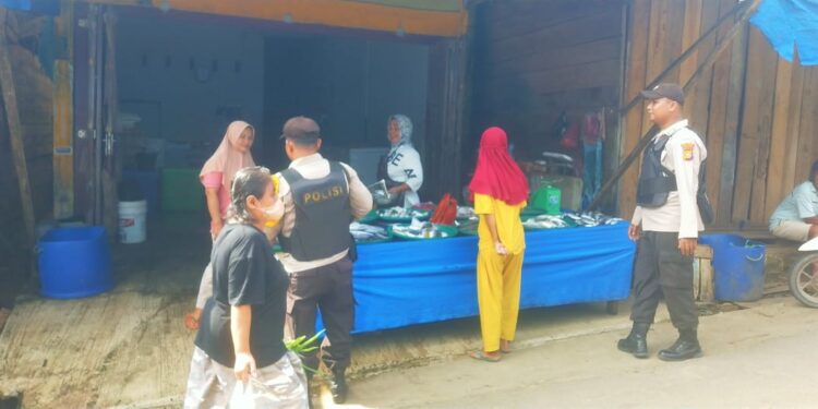 Patroli Pasar, Cara Polsek Ukui Dekatkan Diri dan Jaga Rasa Aman Warga