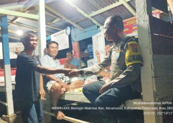 Bhabinkamtibmas Kerumutan Cek Pos Siskamling Aktif di Desa Beringin Makmur