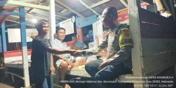 Bhabinkamtibmas Kerumutan Cek Pos Siskamling Aktif di Desa Beringin Makmur