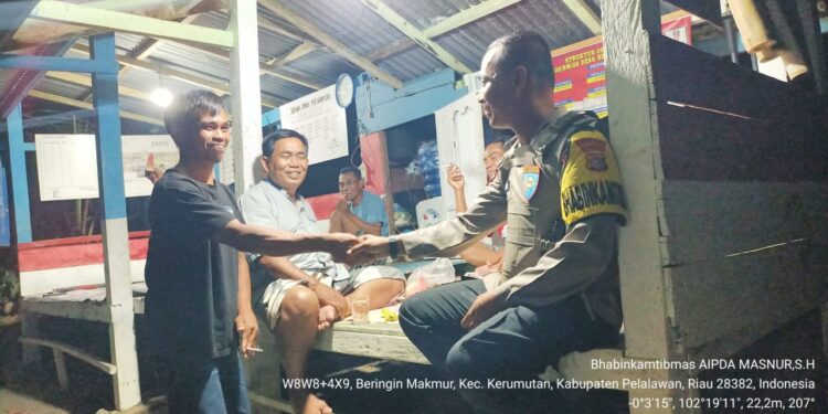 Bhabinkamtibmas Kerumutan Cek Pos Siskamling Aktif di Desa Beringin Makmur