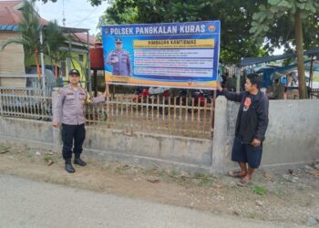 Polsek Pangkalan Kuras Pasang Spanduk Larangan Curi Sawit di Desa Sorek Dua