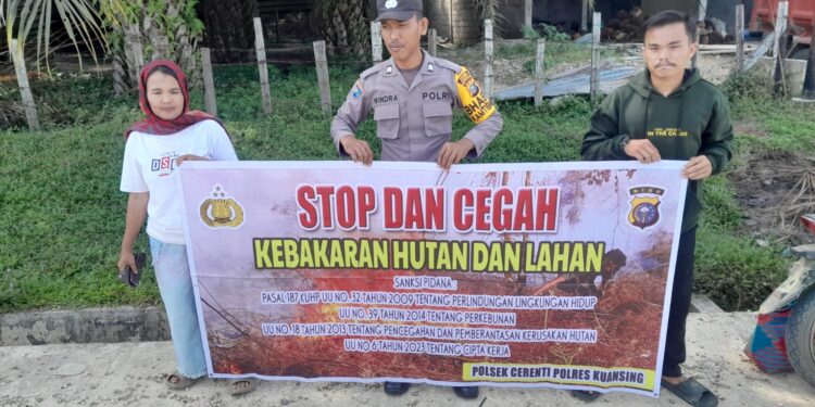 Polsek Cerenti Pasang Spanduk Larangan Karhutla dan Sosialisasikan Dampaknya Kepada Masyarakat