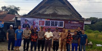 Jaga Kamtibmas, Kapolsek Sumbul Bersama Tokoh Dan Ormas Pasang Spanduk Himbauan “Stop Balap Liar”