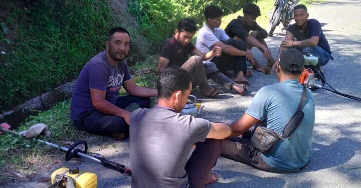 Jumat Bersih, Reje Kampung Ramli Bersama Pemuda Reremal Melaksanakan Gotong Royong 