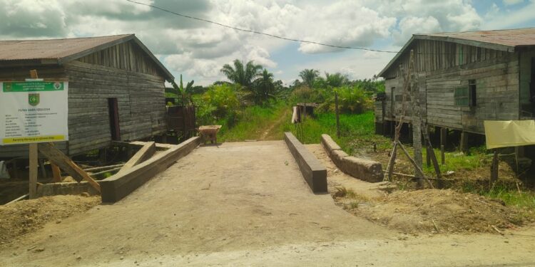 Pj Desa Mendilam Bantah Mark-Up Dan Bahan Tidak Sesuai Pembangunan Jembatan