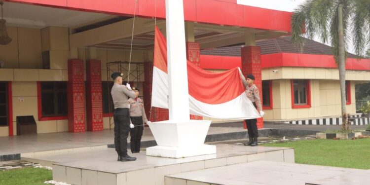 Polres Banyuasin Kibarkan Merah Putih, Teguhkan Pancasila Sebagai Jiwa Bangsa Di HUT Ke-80