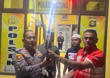 Ops Senpi Musi 2025, Kades Taja Raya II Serahkan Senpira Dari Warganya Ke Polsek Betung 