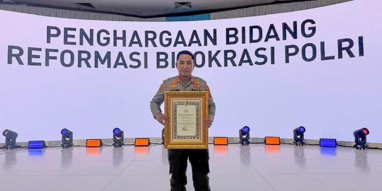 Kapolres Lhokseumawe AKBP Dr. Ahzan Terima Penghargaan Pelayanan Prima Dari Kapolri