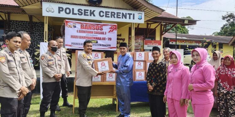 Polsek Cerenti Salurkan Bantuan Sosial Sambut Hari Bhayangkara Ke-79