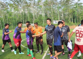 Polres Banyuasin Dan Mitra Media Tampil Laga Seru di Eksibisi Sepakbola, Kapolres Cetak Dua Gol Spektakuler