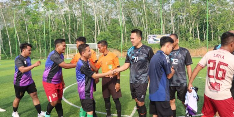 Polres Banyuasin Dan Mitra Media Tampil Laga Seru di Eksibisi Sepakbola, Kapolres Cetak Dua Gol Spektakuler