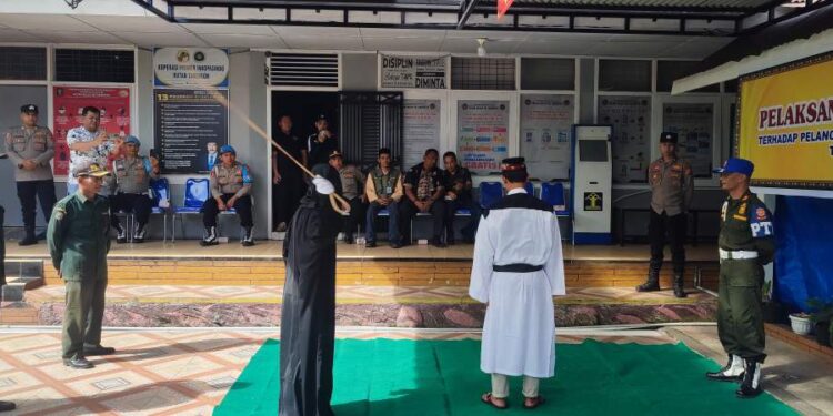 Lima Terdakwa Jarimah Maisir(Judol) Dicambuk (Disabet Rotan)