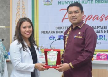 Asisten 1 Khairmansyah Lepas Dokter Spesialis Adaptasi WNI LLN dr. Irene Evasari, SP.OG