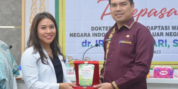 Asisten 1 Khairmansyah Lepas Dokter Spesialis Adaptasi WNI LLN dr. Irene Evasari, SP.OG