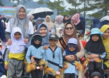 Bunda PAUD Hj. Meutia Fauziah, SH Hadiri Senam Massal 7 Kebiasaan Anak Indonesia Hebat