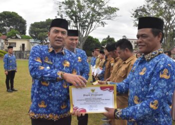 Wakil Bupati Berikan Penghargaan Kepada Reje Percepat Terbentuknya Koperasi Merah Putih