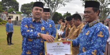 Wakil Bupati Berikan Penghargaan Kepada Reje Percepat Terbentuknya Koperasi Merah Putih