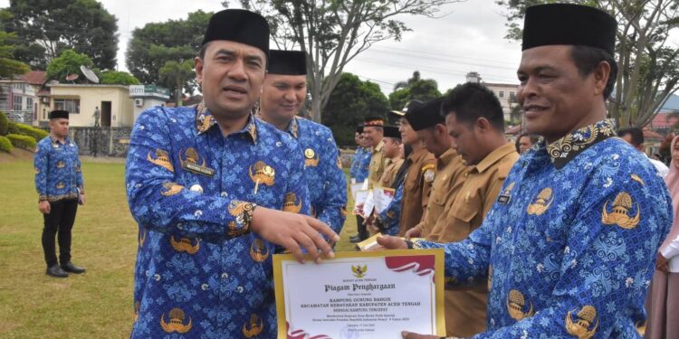 Wakil Bupati Berikan Penghargaan Kepada Reje Percepat Terbentuknya Koperasi Merah Putih
