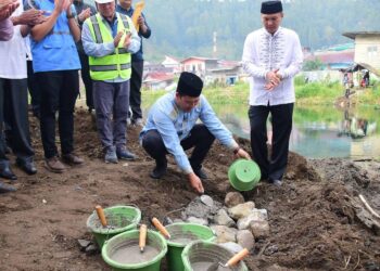 Simbolis Bupati Haili Letakan Batu Pertama Pembagunan Jembatan dan Jogging Track Peusangan 