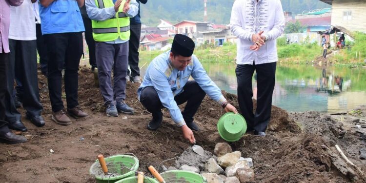 Simbolis Bupati Haili Letakan Batu Pertama Pembagunan Jembatan dan Jogging Track Peusangan 