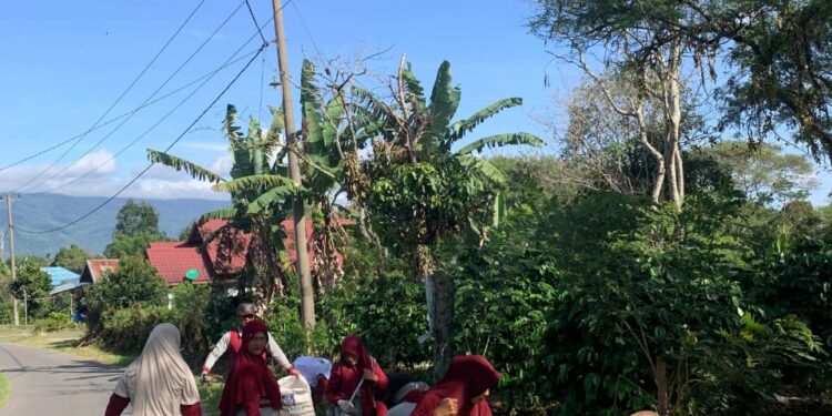 Minggu Cerah, Reje Kampung Jaluk Bersama Kader Posyandu Melaksanakan Bersih Bersih