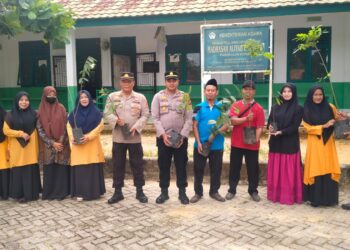 Dukung Program Penghijauan, Polsek Pangkalan Kerinci Tanam Bibit Pohon Buah di Madrasah