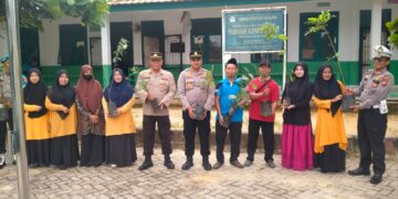 Dukung Program Penghijauan, Polsek Pangkalan Kerinci Tanam Bibit Pohon Buah di Madrasah