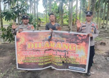 Polsek Kuala Kampar Gelar Patroli Cegah Karhutla, Warga Diberi Edukasi Bahaya Membakar Lahan