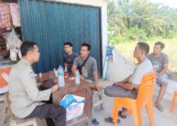 Polisi di Langgam Sambangi Warga, Imbau Bijak Gunakan Medsos dan Jaga Kamtibmas