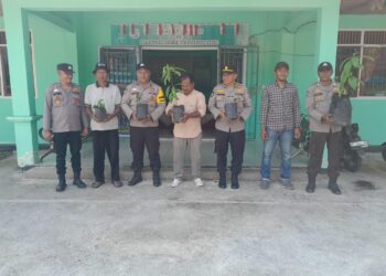 Polsek Kuala Kampar Tanam Bibit Pohon, Dukung Program Penghijauan Kapolda Riau