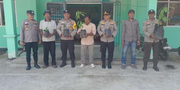 Polsek Kuala Kampar Tanam Bibit Pohon, Dukung Program Penghijauan Kapolda Riau