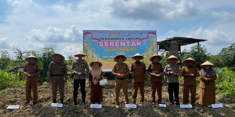 Dukung Ketahanan Pangan, Polsek Kerumutan Hadiri Kick Off Penanaman Jagung Serentak