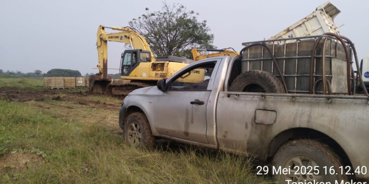 Diduga Alat Berat Galian Tanah Ditanjakan Mekar Kecamatan Rajeg Gunakan BBM Subsidi
