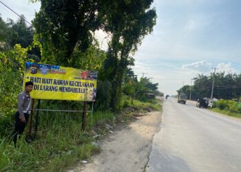 Polsek Pangkalan Kuras Pasang Spanduk dan Sosialisasi Tertib Lalu Lintas di Jalan Lintas Timur