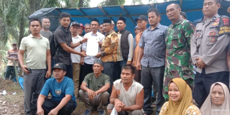 Haji Uma Dan Ketua Komisi B DPRK Subulussalam Tinjau Langsung Lahan Diserobot PT Laot Bangko